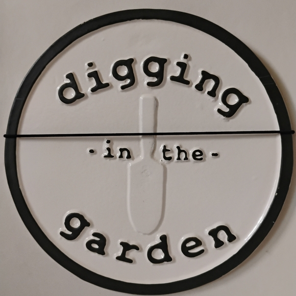 Outdoors Garden Decor Grey & White "Digging in the Garden" Round Aluminum Sign - Picture 2 of 11